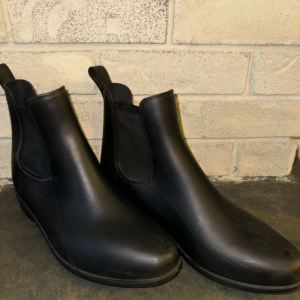 Size 9 rain boots.